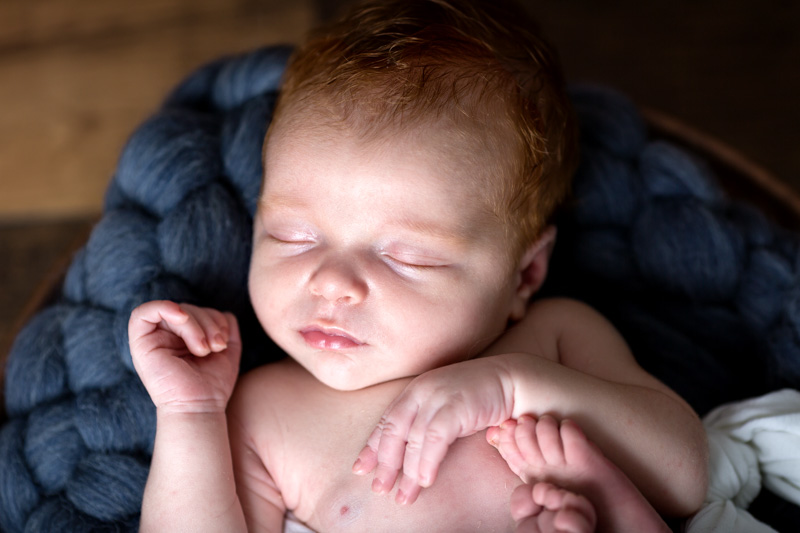 séance nouveau-né 10 jours pose recroquevillée photographe cahors