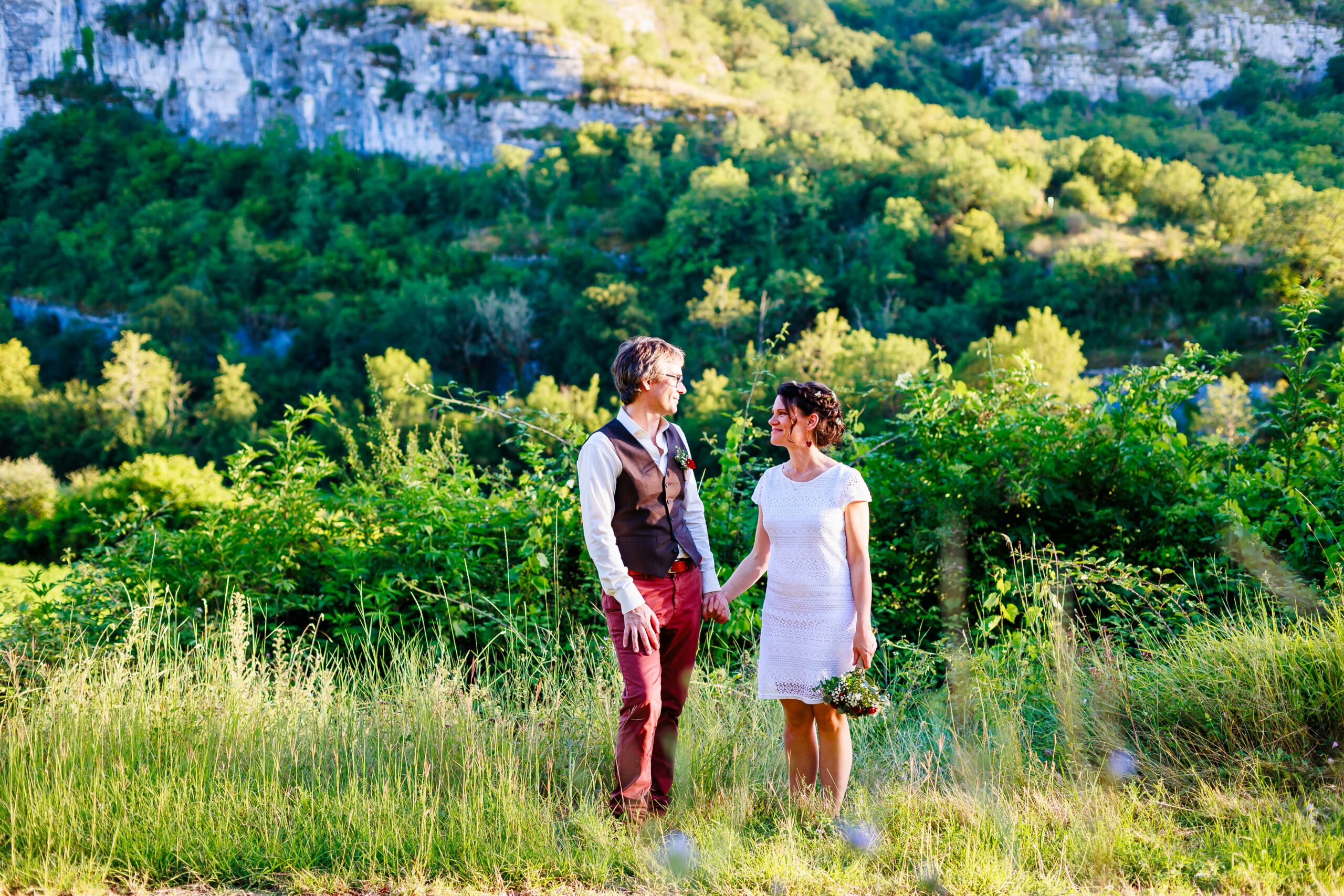 Photographe-mariage-cahors-3 mariés complice séance couple Lot
